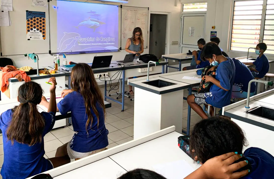 Des élèves du collège de Rangiroa apprennent à identifier les dauphins et leurs comportements